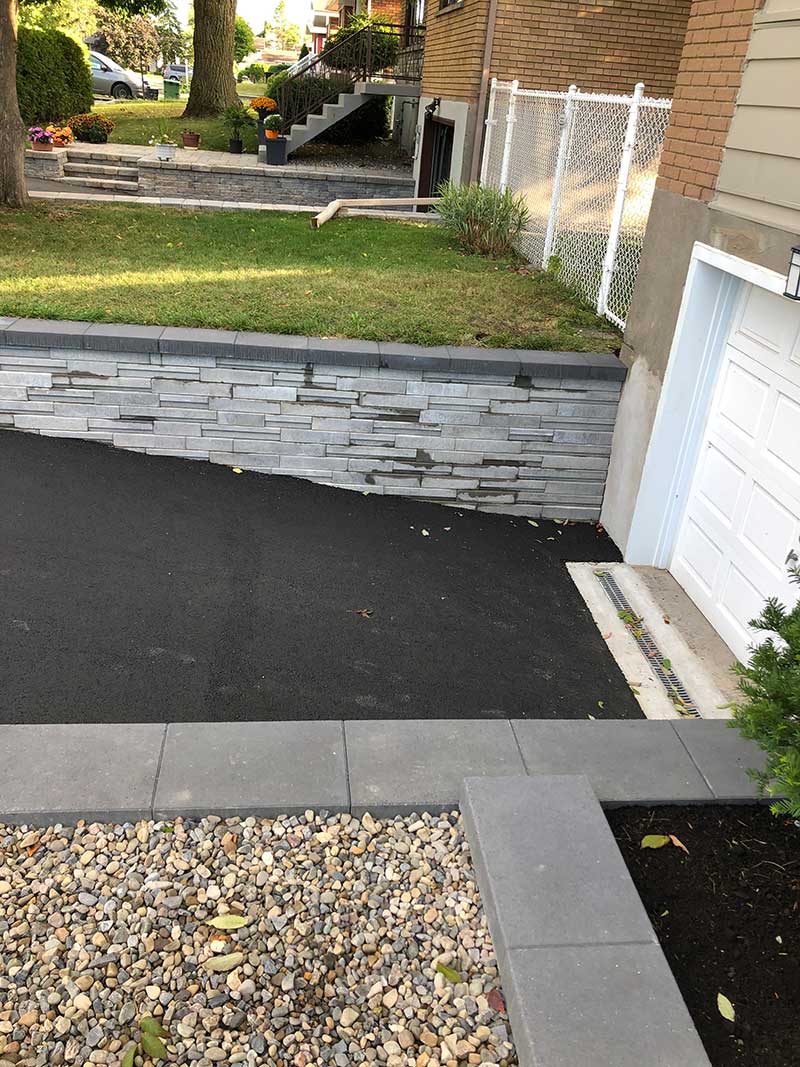 Top retaining wall with a nice colour combination between the grey and black
