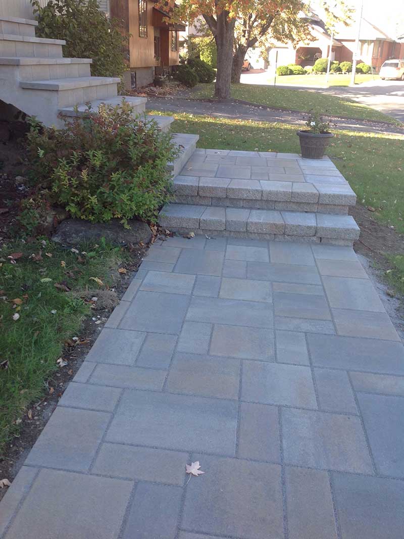 Entrance with stairs in pave-uni