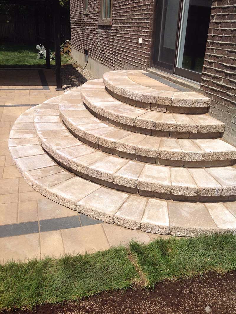 Curvy patio stairs in pave-uni