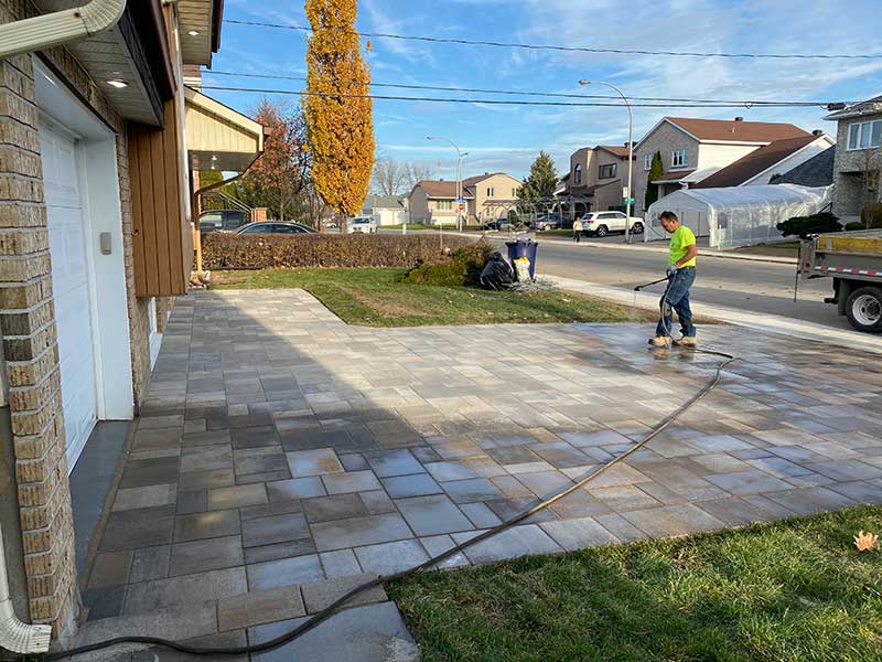 Large driveway with pave-uni