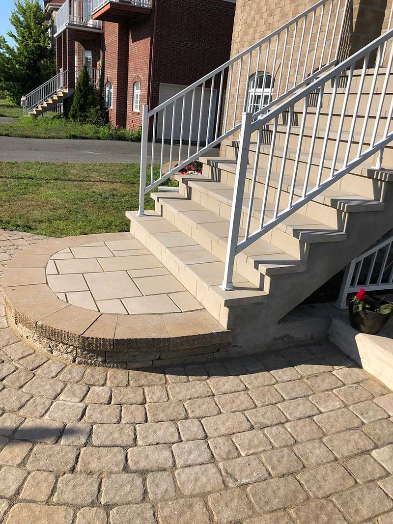 Entrance with stairs in pave-uni