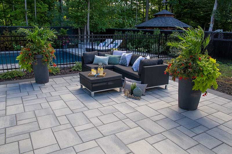 Modern patio design with pave-uni